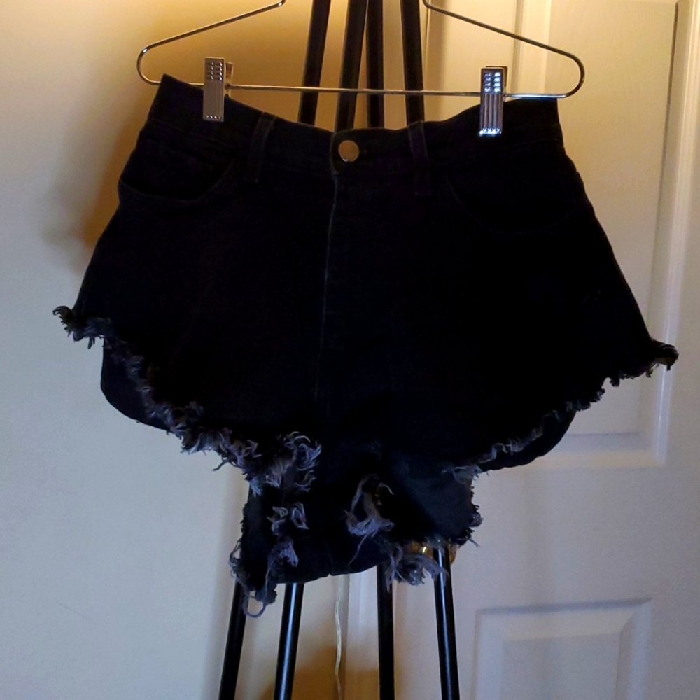 VIBRANT M . i . W HOTPANTS/DAISY DUKES SIZE SMALL